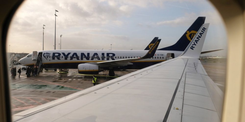 Επιβάτης της Ryanair βαρέθηκε να περιμένει την αποβίβαση και αποφάσισε να βγει από την έξοδο κινδύνου (video)