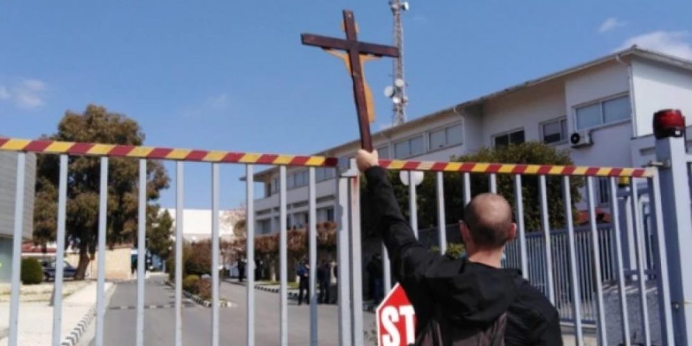 Διαμαρτυρία πολιτών έξω από το ΡΙΚ με σταυρούς στα χέρια για το τραγούδι «El Diablo» (video)