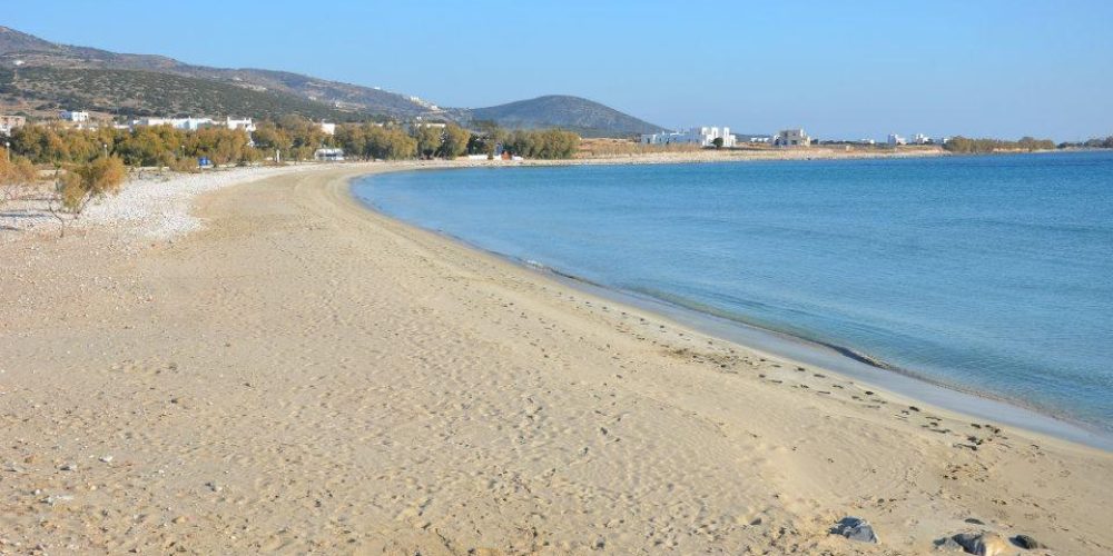 Πρόστιμο 150 ευρώ σε μητέρα που πήγε σε άδεια παραλία με τον 7χρονο γιο της
