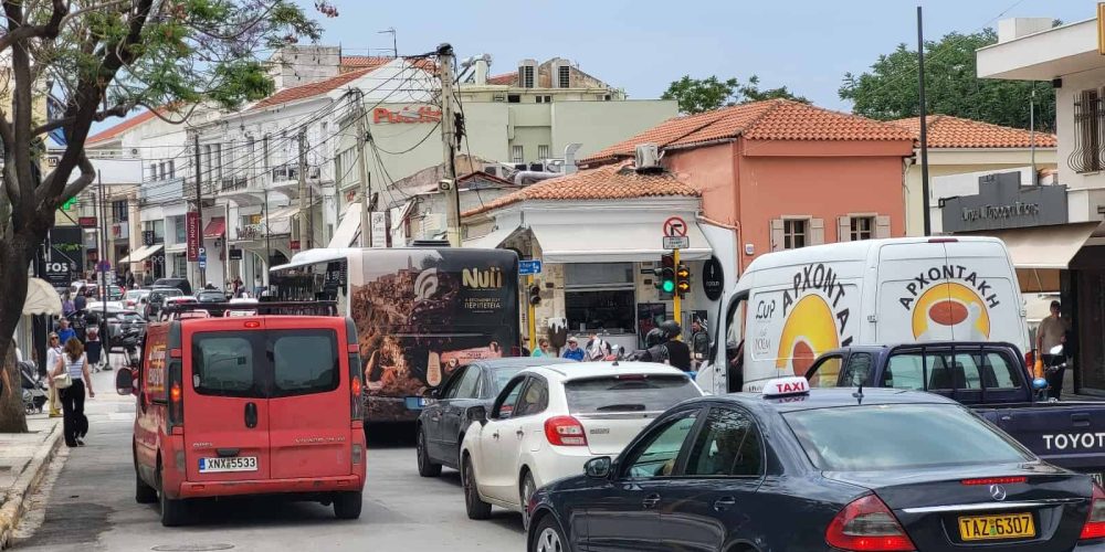 Χανιά: Σάββατο μεσημέρι και δεν «πέφτει» καρφίτσα – Δεκάδες τα μποτιλιαρισμένα αυτοκίνητα στο κέντρο της πόλης (φωτο)