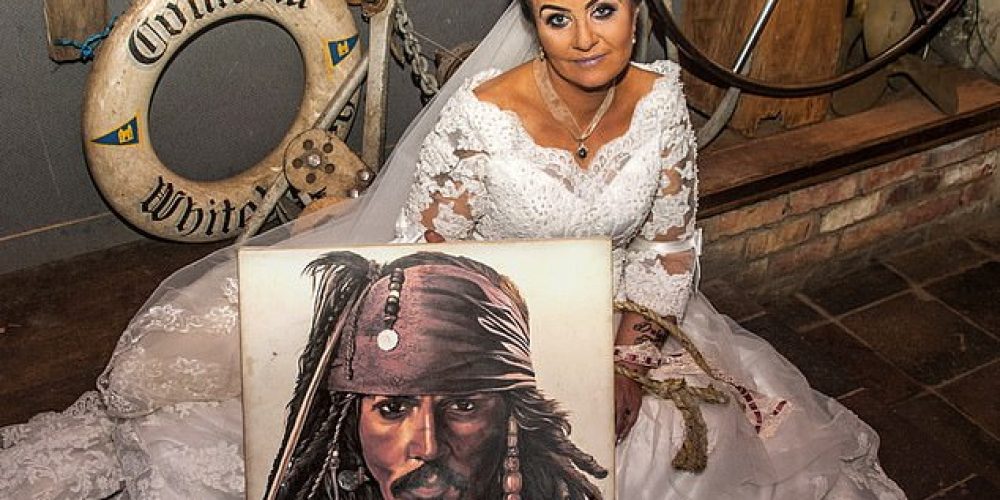 Μια 45χρονη παντρεύτηκε το φάντασμα του… Jack Sparrow και υποστηρίζει πως προσπάθησε να την σκοτώσει (video)