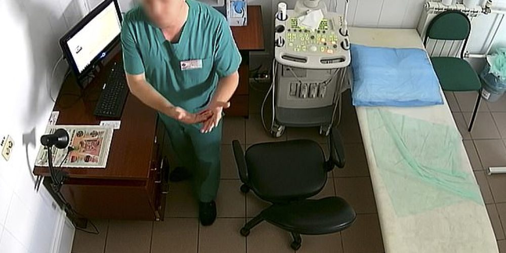 Γυναικολόγος είχε βάλει κρυφή κάμερα στην κλινική και «ανέβαζε» τις ασθενείς του σε σάιτ με πορνό