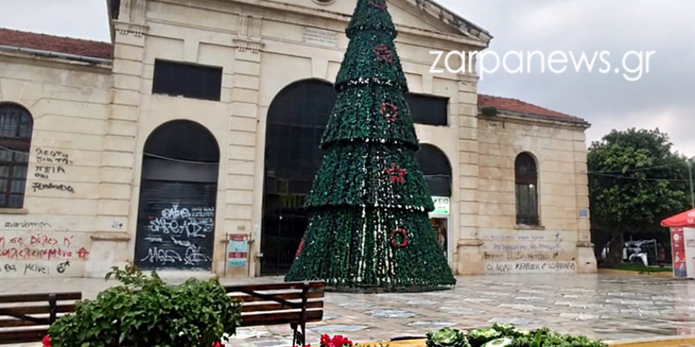 Χανιά: «Μύρισε» Χριστούγεννα – Τοποθετήθηκε το δέντρο στην πλατεία Δημοτικής Αγοράς (φωτο)