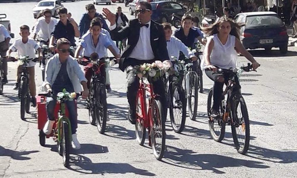 Κρήτη: Γαμπρός, φίλοι και μαθητές πήγαν στην εκκλησία με τα ποδήλατα