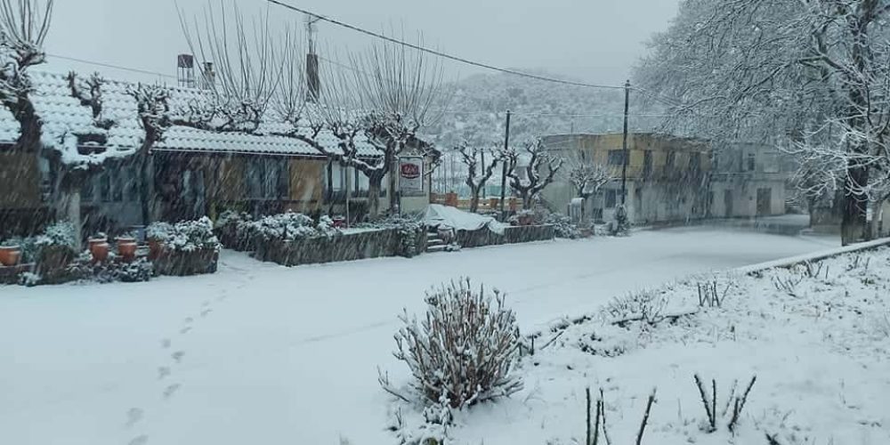 Χανιά: Χιονίζει και πάλι στον Σέμπρωνα – Εικόνες και βίντεο από το λευκοντυμένο χωριό