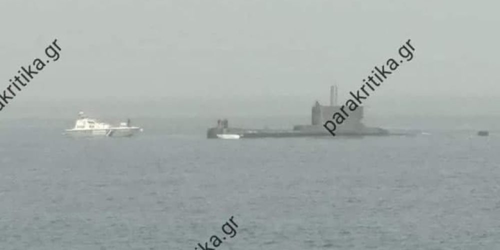 Χανιά: Υποβρύχιο αναδύθηκε στο λιμάνι της Παλαιόχωρας! (φωτο)
