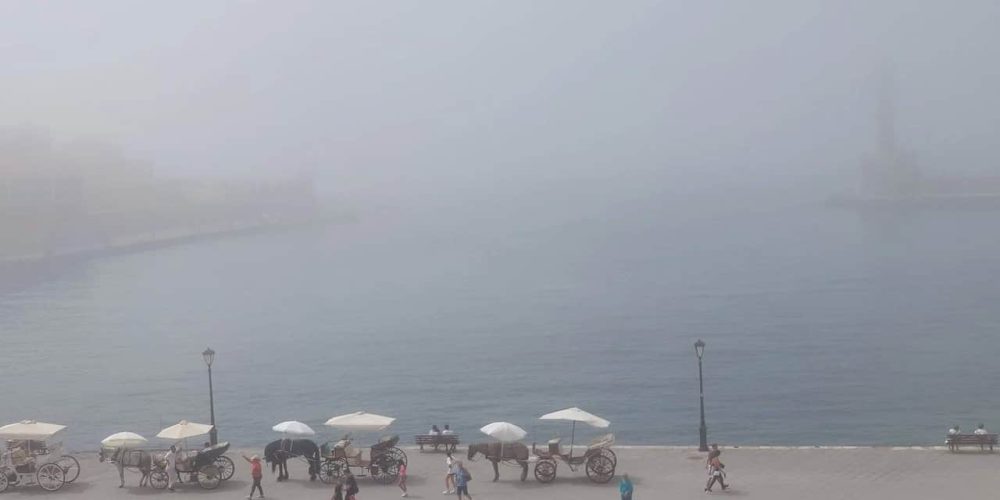 Χανιά: Πέπλο ομίχλης στα παράλια – Εξαφανίστηκε ο φάρος (φωτο – video)