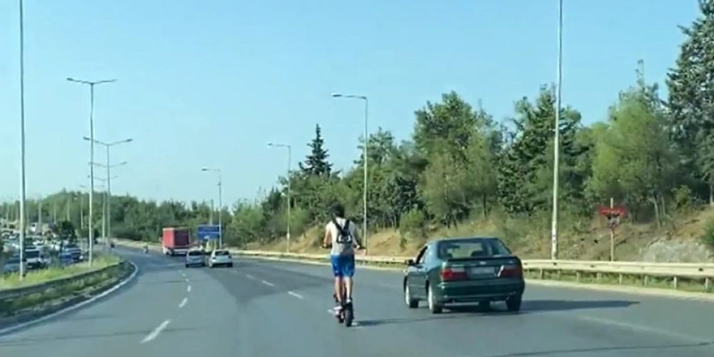 Πατίνι του… τρόμου στη Θεσσαλονίκη: Νεαρός τρέχει με πάνω από 90χλμ στο περιφερειακό (video)
