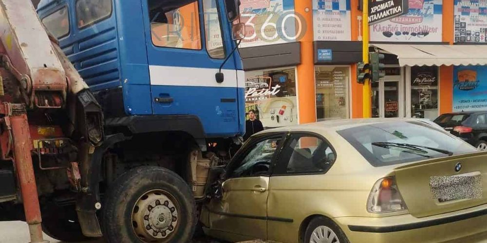 Χανιά: Παραλίγο τραγωδία – Φορτηγό “εμβόλισε” ΙΧ – Γλίτωσε για μερικά εκατοστά η οδηγός