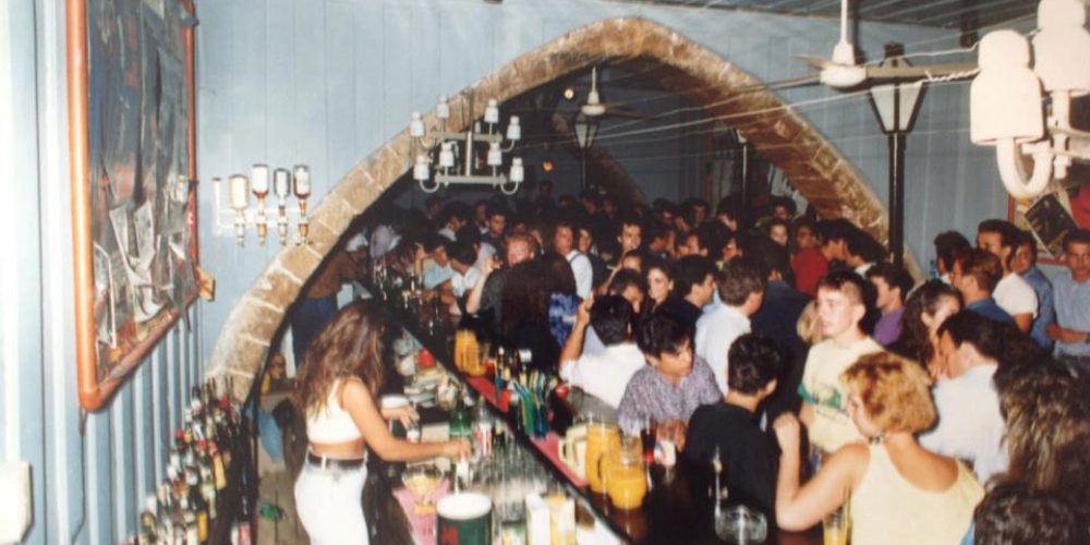 Η φωτογραφία ενός bar στα Χανιά που έγινε Viral – Το αναγνωρίζετε;