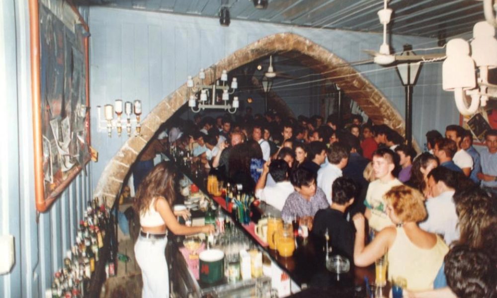 Η φωτογραφία ενός bar στα Χανιά που έγινε Viral - Το αναγνωρίζετε;