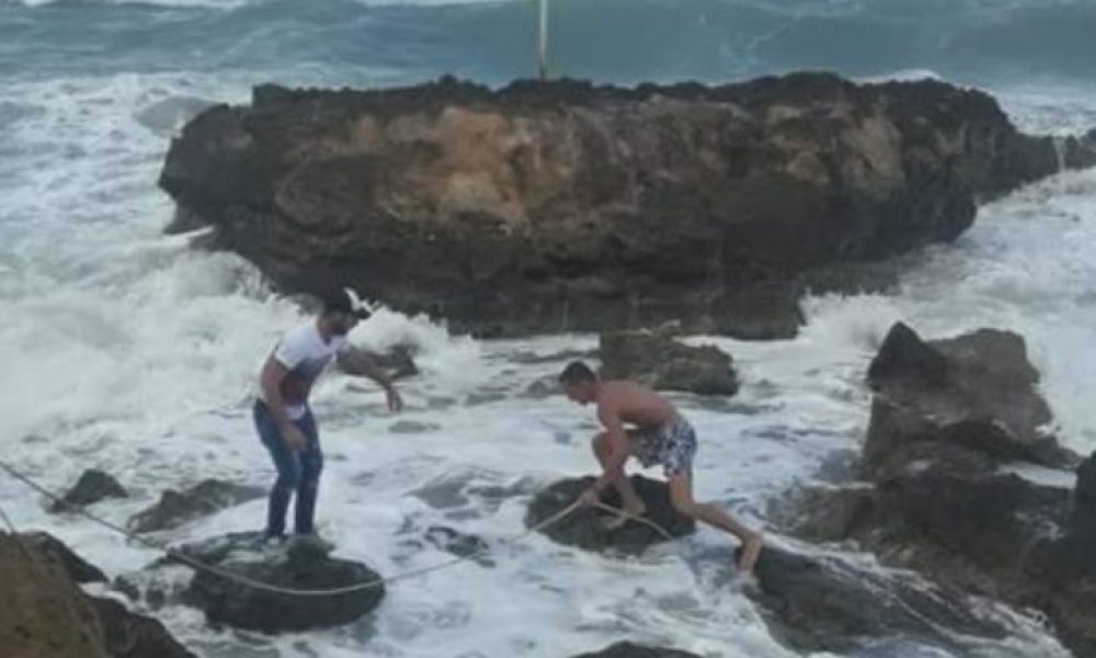 Κρήτη:Έσωσαν τον τουρίστα από τα άγρια κύματα ! (video)