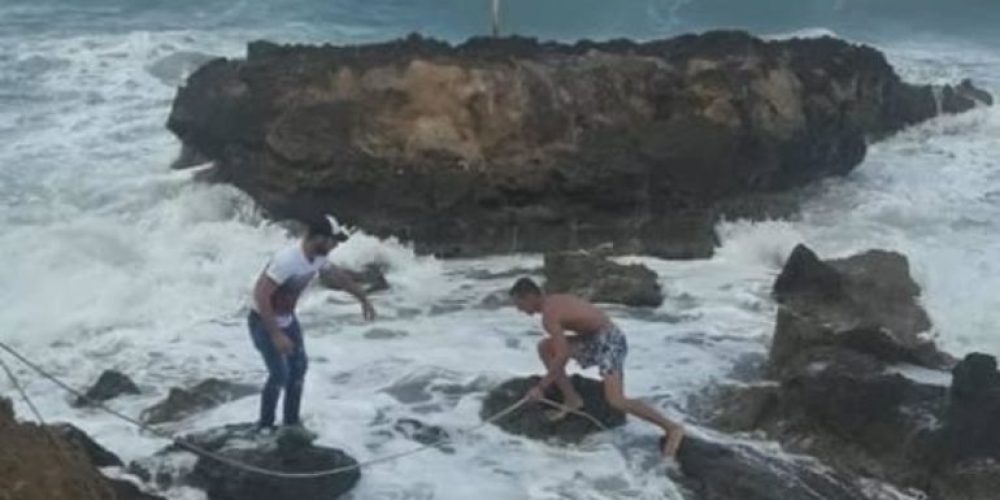 Κρήτη: Έσωσαν τον τουρίστα από τα άγρια κύματα ! (video)
