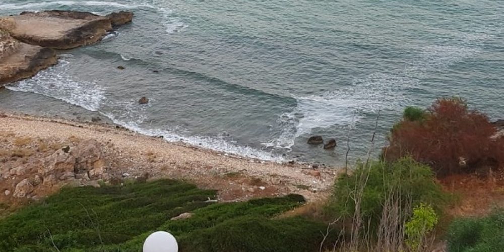Χανιά : Γέμισε αφρούς και βρωμιές η παραλία του Καλαθά (φωτο)
