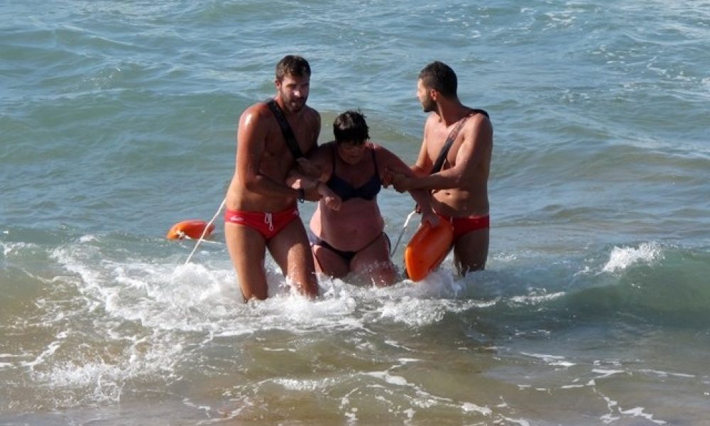Δείτε καρέ-καρέ πως ναυαγοσώστες έσωσαν τουρίστρια από πνιγμό στα Χανιά! (pics)