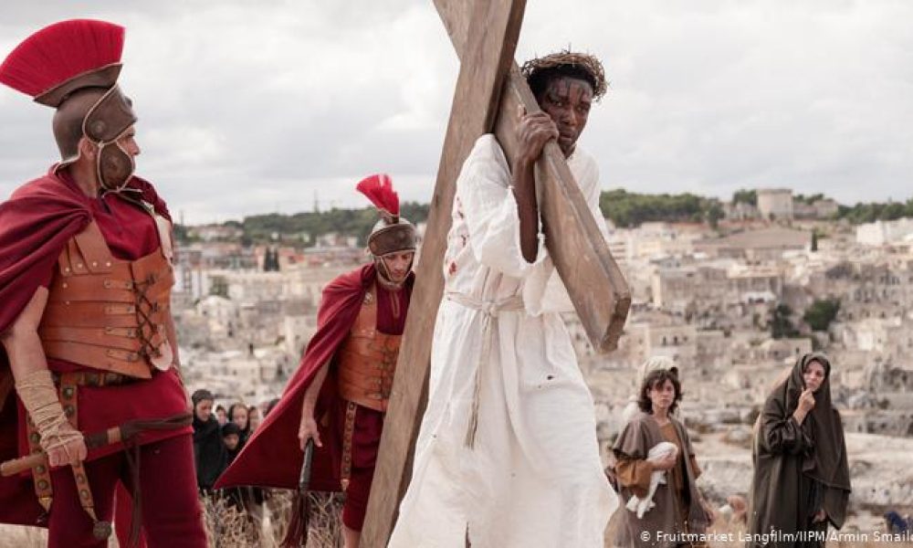 Ανατρεπτική ταινία: Μαύρος Ιησούς, πρόσφυγες και πρώην ιερόδουλες στο καστ (video)