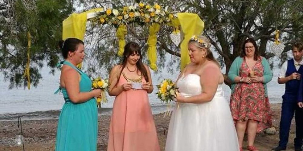 Γάμος με δυο… νύφες στην Κρήτη! Βρετανίδες αντάλλαξαν όρκους αιώνιας αγάπης…