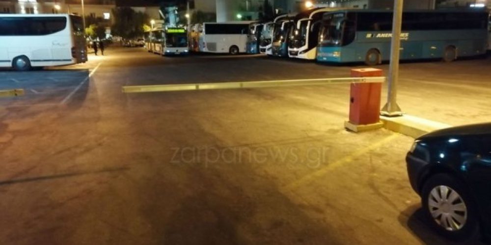 Στο πόδι βραδιάτικα τα ΚΤΕΛ Χανίων – ΙΧ πήρε σβάρνα μια μπάρα και 3 παρκαρισμένα (Photos)