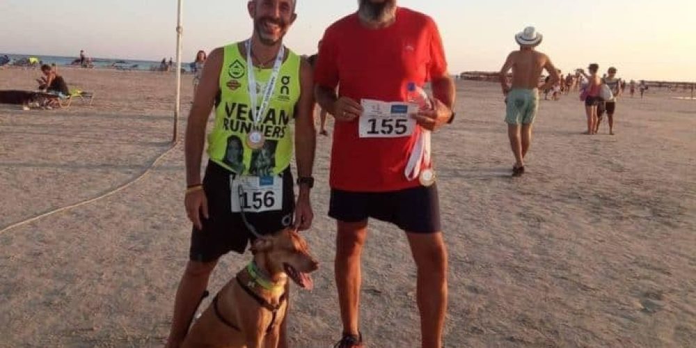 Χανιώτης έτρεξε τα 12,5 χιλιόμετρα του Λαφονήσιου δρόμου… ξυπόλητος! (Photos)