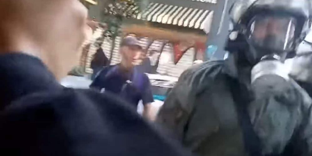 Αστυνομικός των ΜΑΤ σπάει τζαμαρία καταστήματος – «Ναι είμαι τρελός» λέει (video)