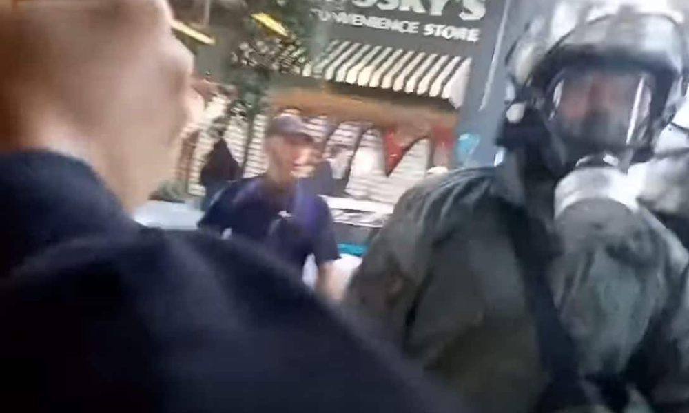 Αστυνομικός των ΜΑΤ σπάει τζαμαρία καταστήματος - «Ναι είμαι τρελός» λέει (video)