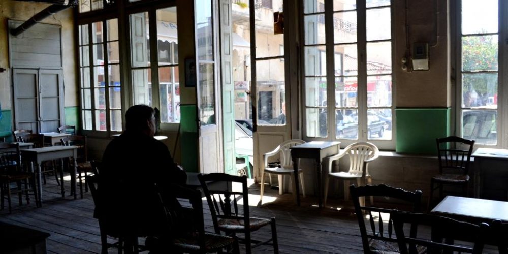 Χανιά: Καφετζής οδηγήθηκε στο αυτόφωρο γιατί άνοιξε το μαγαζί του! Κινδυνεύει και με πρόστιμο 5000€!