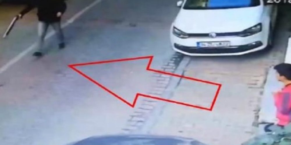 Σοκαριστικό βίντεο – Ανήλικος δολοφόνησε συμμαθητή του στη μέση του δρόμου