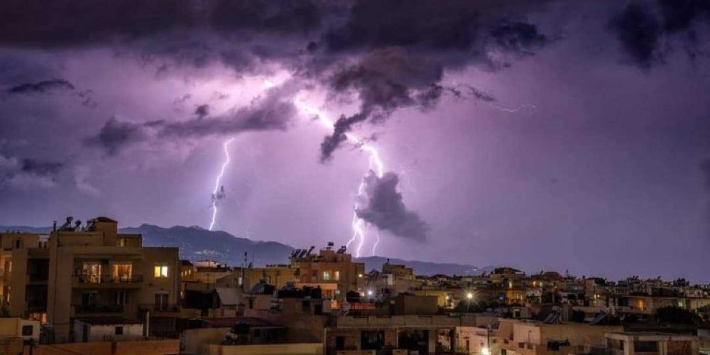 Καταρρακτώδης βροχή, κεραυνοί, τροχαία και…διακοπές ρεύματος στην Κρήτη