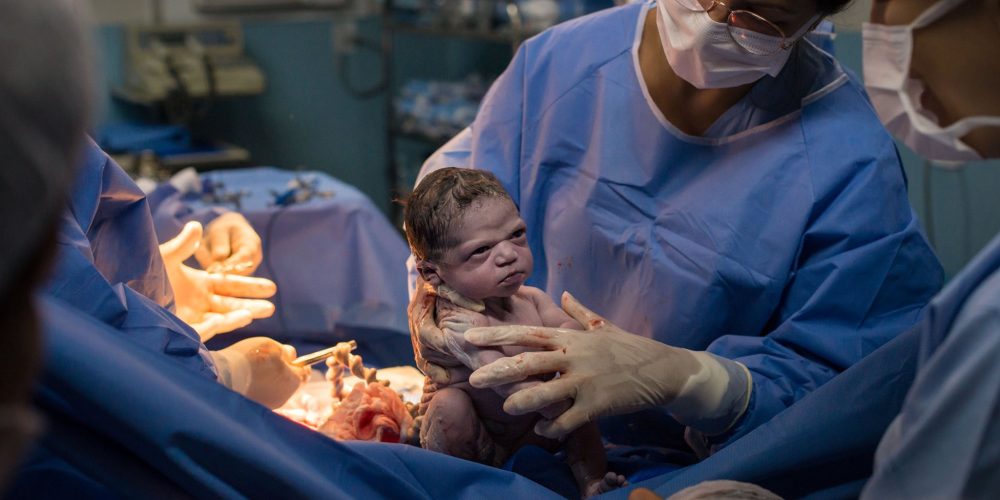 Η ιστορία πίσω από το πιο… νευριασμένο νεογέννητο μωρό του κόσμου (φωτο + video)