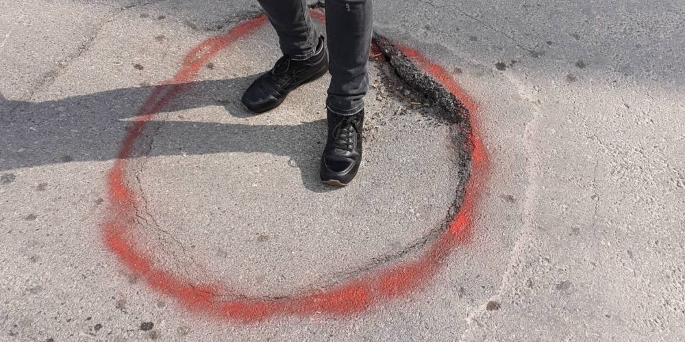 Χανιά: Βουλιάζει δρόμος σε κεντρικό σημείο – Μοτοσικλετιστής παρ’ ολίγο να τραυματιστεί (φωτο)