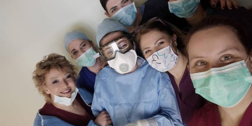 Νοσοκομείο Χανίων: Όταν πίσω από τη μάσκα και την κούραση, κρύβεται το χαμόγελο και η αισιοδοξία!