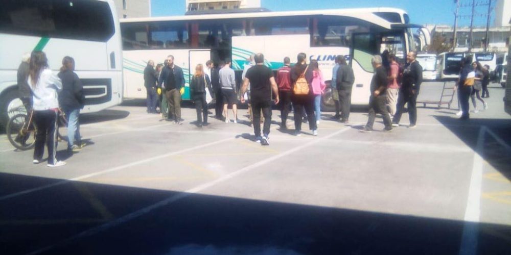 Χανιά: Χαμός στα ΚΤΕΛ επιβάτες έτρεξαν να μπουκάρουν στο λεωφορείο (φωτο)