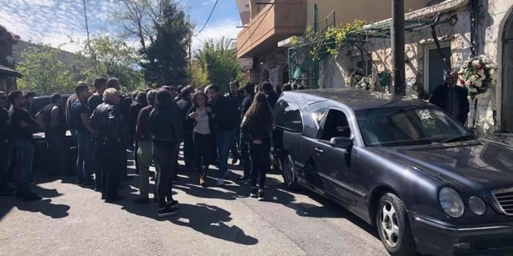 Φονικό στην Κρήτη: Οδύνη και σπαραγμός στην κηδεία του 30χρονο πατέρα (φωτο)