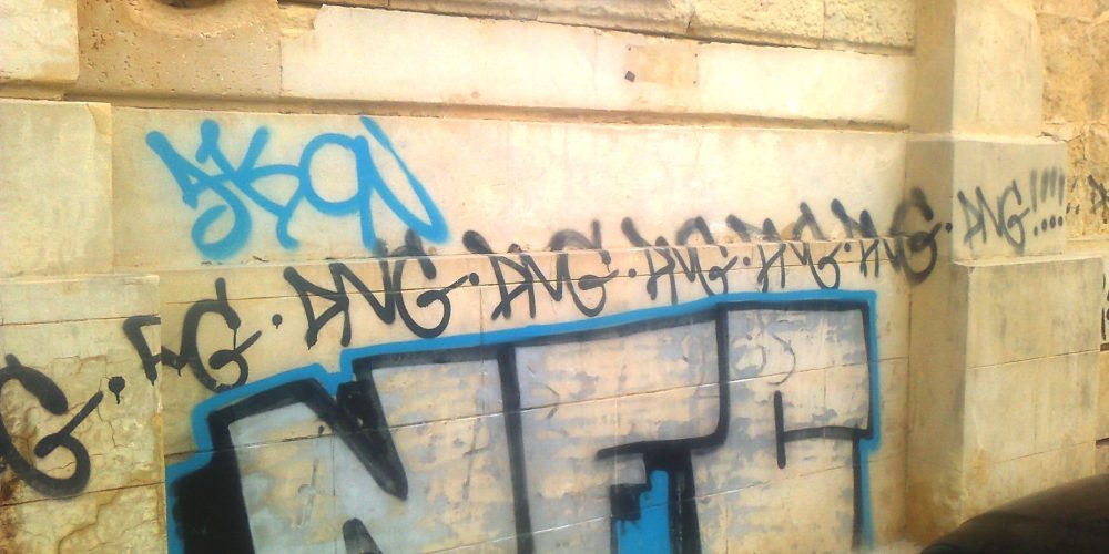 Χανιά: Δικαστήριο έκρινε ανήλικο ως ένοχο για γκράφιτι χωρίς να έχει συλληφθεί επ’ αυτοφώρω