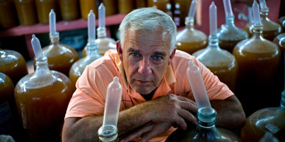 Ο Κουβανός οινοποιός που φοράει προφυλακτικά στα μπουκάλια