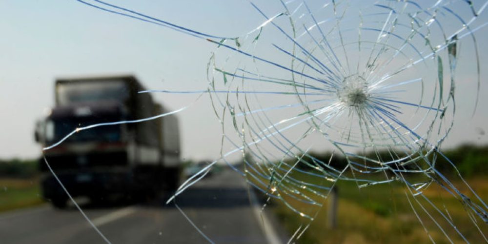 Κρήτη: Προσοχή Νεαροί πετούν πέτρες σε αμάξια στην εθνική!