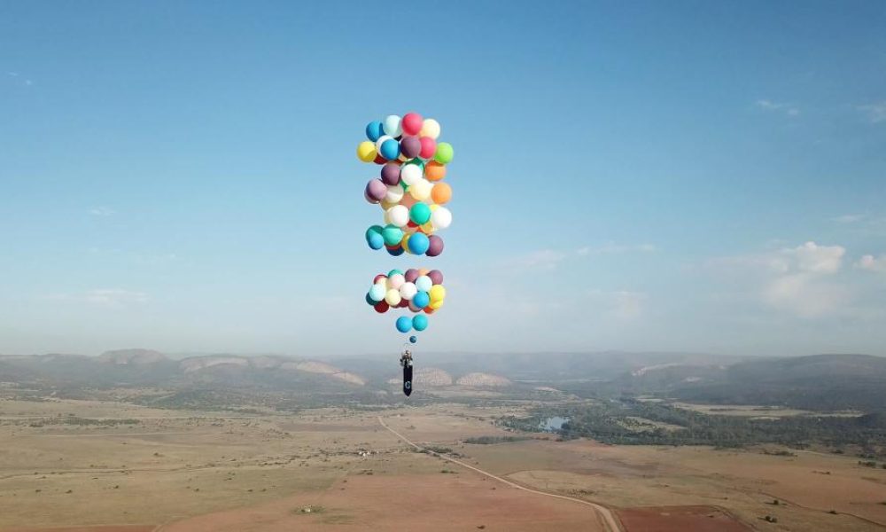 Ένας τρελός πραγματοποίησε πτήση 25km απλά δεμένος σε μπαλόνια! [Video]