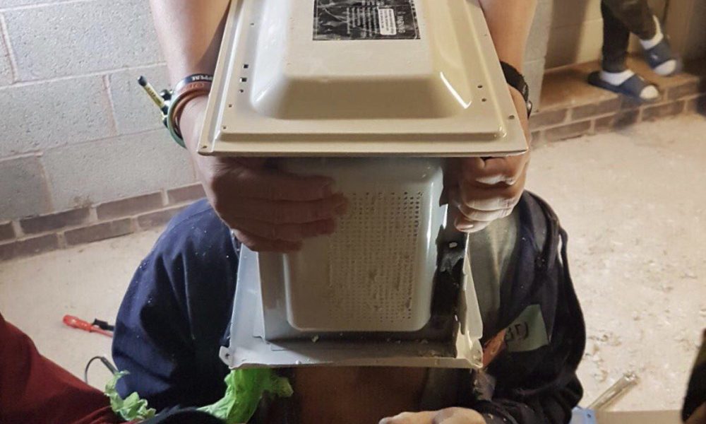 Ένας 22χρονος τσιμέντωσε το κεφάλι του σε φούρνο μικροκυμάτων