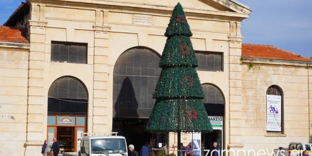 «Μύρισε» Χριστούγεννα στα Χανιά: Στήνεται το δέντρο στην Πλατεία Αγοράς – Νέο δέντρο στο Παλιό Λιμάνι (φωτο)