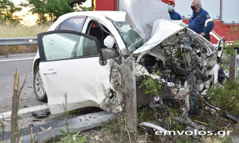 Σοκαριστικές εικόνες από τροχαίο δυστύχημα - Νεκρός ο 49χρονος οδηγός (φωτο)