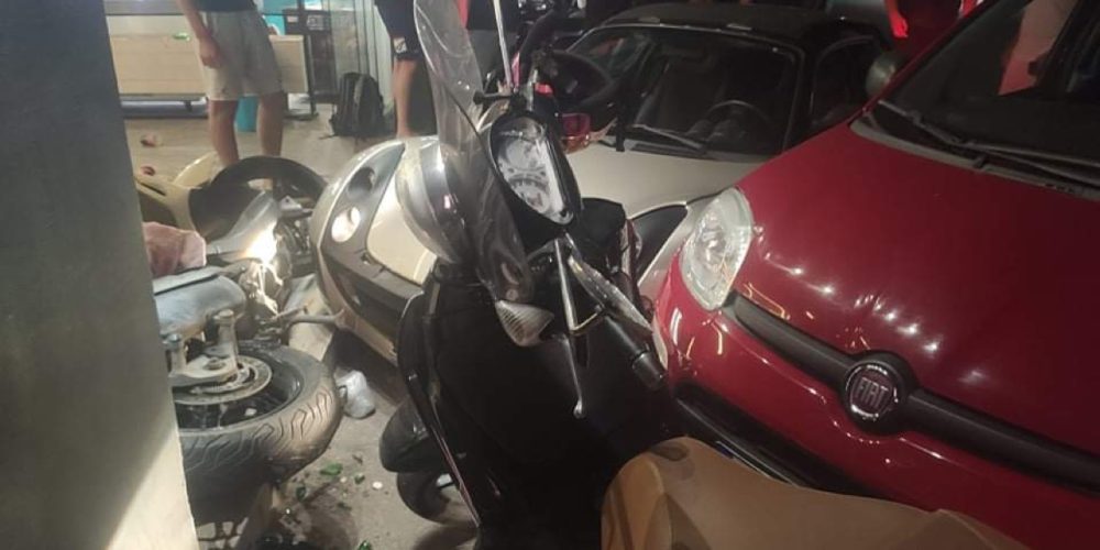 Χανιά: Αυτοκίνητο εισέβαλε σε καφετέρια – Ένα άτομο στο νοσοκομείο (φωτο)