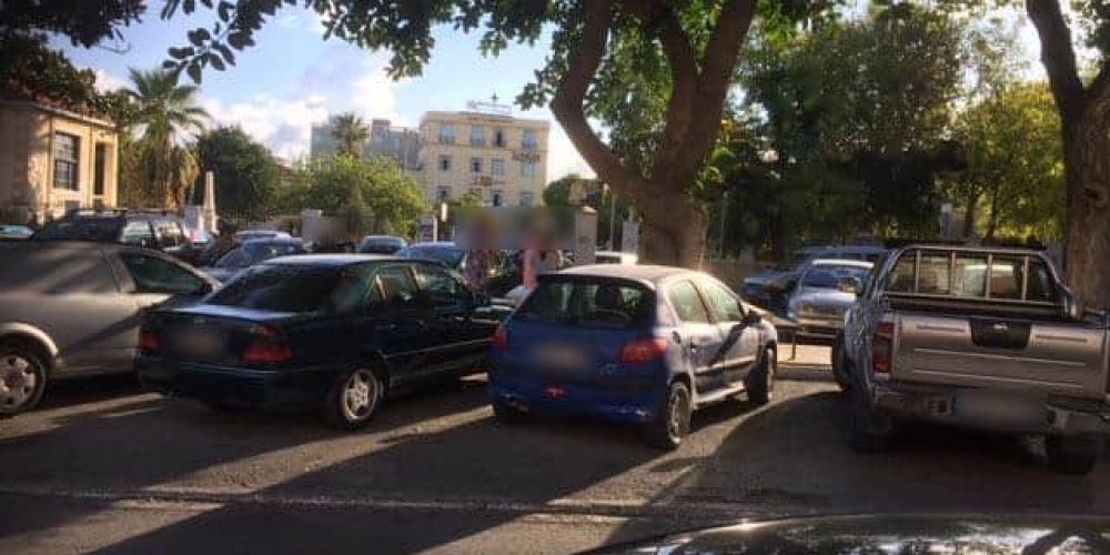 Χανιά: Λεκτική επίθεση σε μητέρα με παιδί από παράνομους παρκαδόρους στο κέντρο της πόλης
