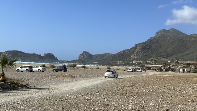 Χανιά: Απομονώνεται η μεγάλή παραλία στα Φαλάσαρνα – Τέλος το parking κοντά στην παραλία