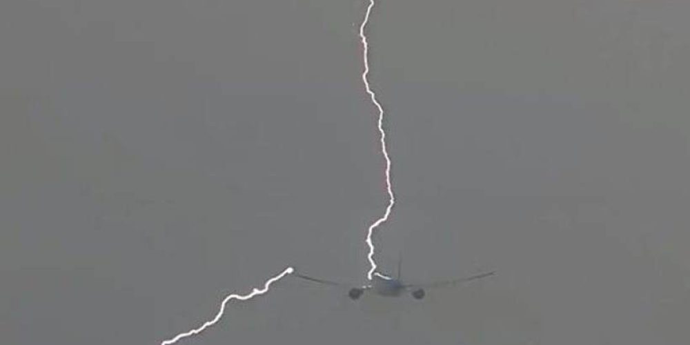 Απίστευτο βίντεο: Κεραυνός χτυπά Boeing 777 στον αέρα!