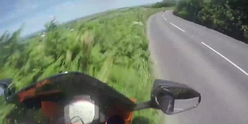 Τρομακτικό βίντεο: Μοτοσικλετιστής εκτοξεύεται στον αέρα μπαίνοντας σε στροφή με 190χλμ./ώρα