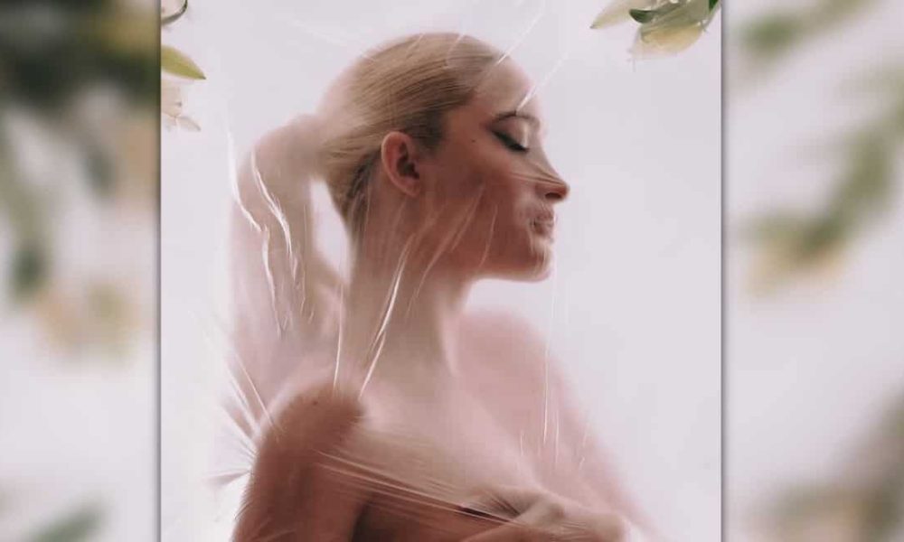 Η Ιωάννα Τούνη φωτογραφίζεται γυμνή λίγο πριν γεννήσει (φωτο)