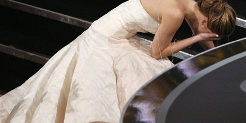 H Jennifer Lawrence έπεσε ενώ πήγαινε να πάρει το Οσκαρ! (video)