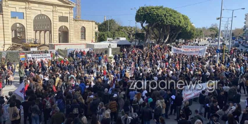 Χανιά: Μαθητές και φοιτητές «μπροστάρηδες» στη διαμαρτυρία για την τραγωδία στα Τέμπη (video – φωτο)