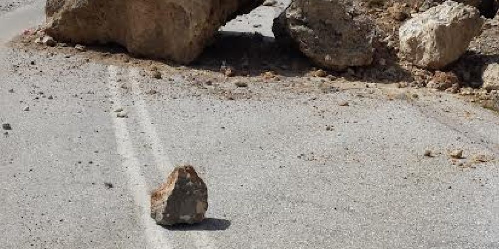 Χανιά: Βράχος 30 τόνων στη μέση του δρόμου (φωτο)