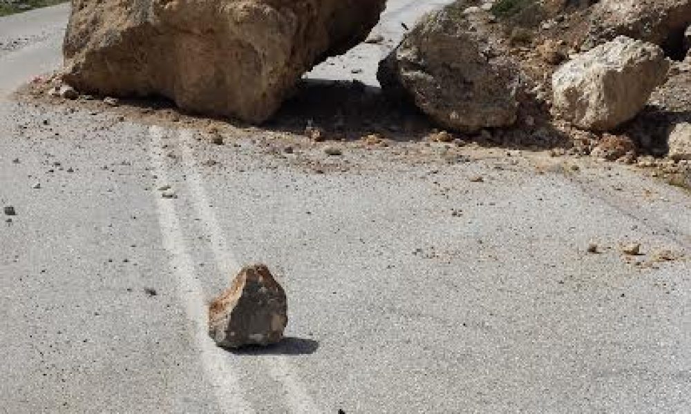 Χανιά: Βράχος 30 τόνων στη μέση του δρόμου (φωτο)